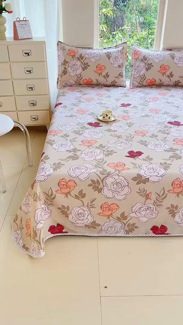 91家纺网 家纺一手货源 找家纺 梵克保罗 2025春夏原棉鱼骨棉老粗布花边印花床单软凉席三件套 玫瑰