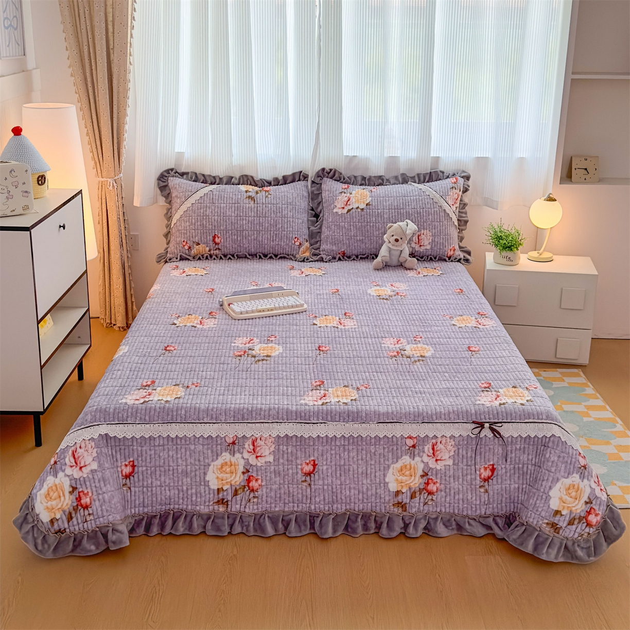 91家纺网 家纺一手货源 找家纺 （总）恒爱家纺 2025新款牛奶绒夹棉花边床盖系列三件套