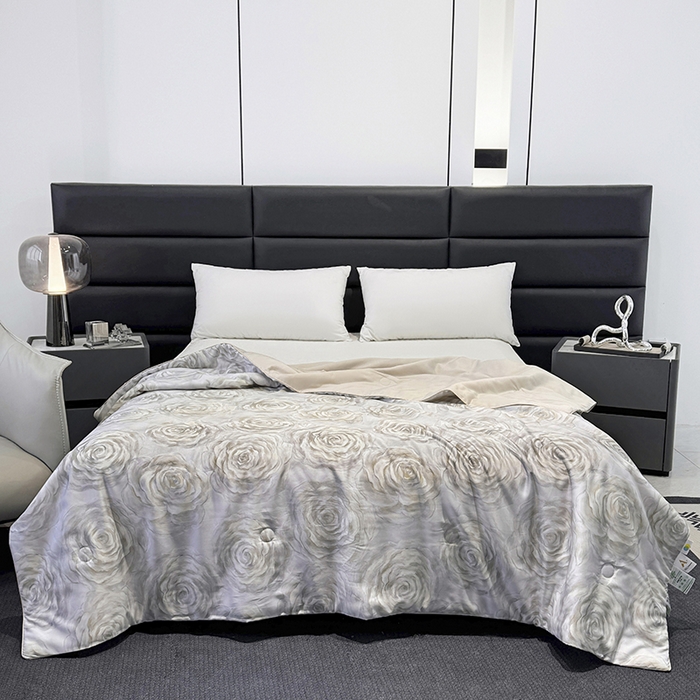 91家纺网 家纺一手货源 找家纺 梵克保罗 2025新款莱赛尔天丝数码印花夏被 松绿玫瑰