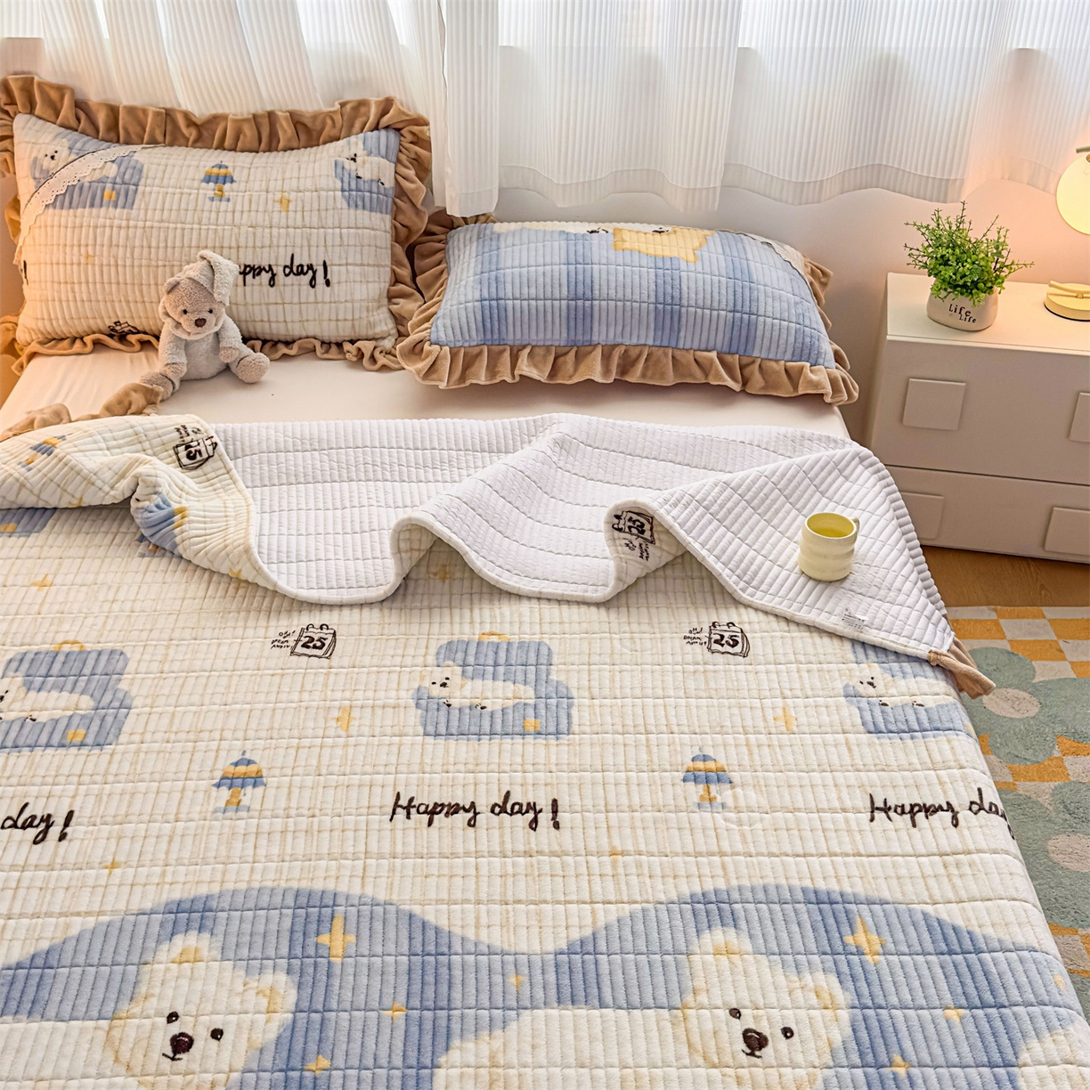 91家纺网 家纺一手货源 找家纺 恒爱家纺 2025新款牛奶绒夹棉花边床盖系列三件套 飞熊入梦