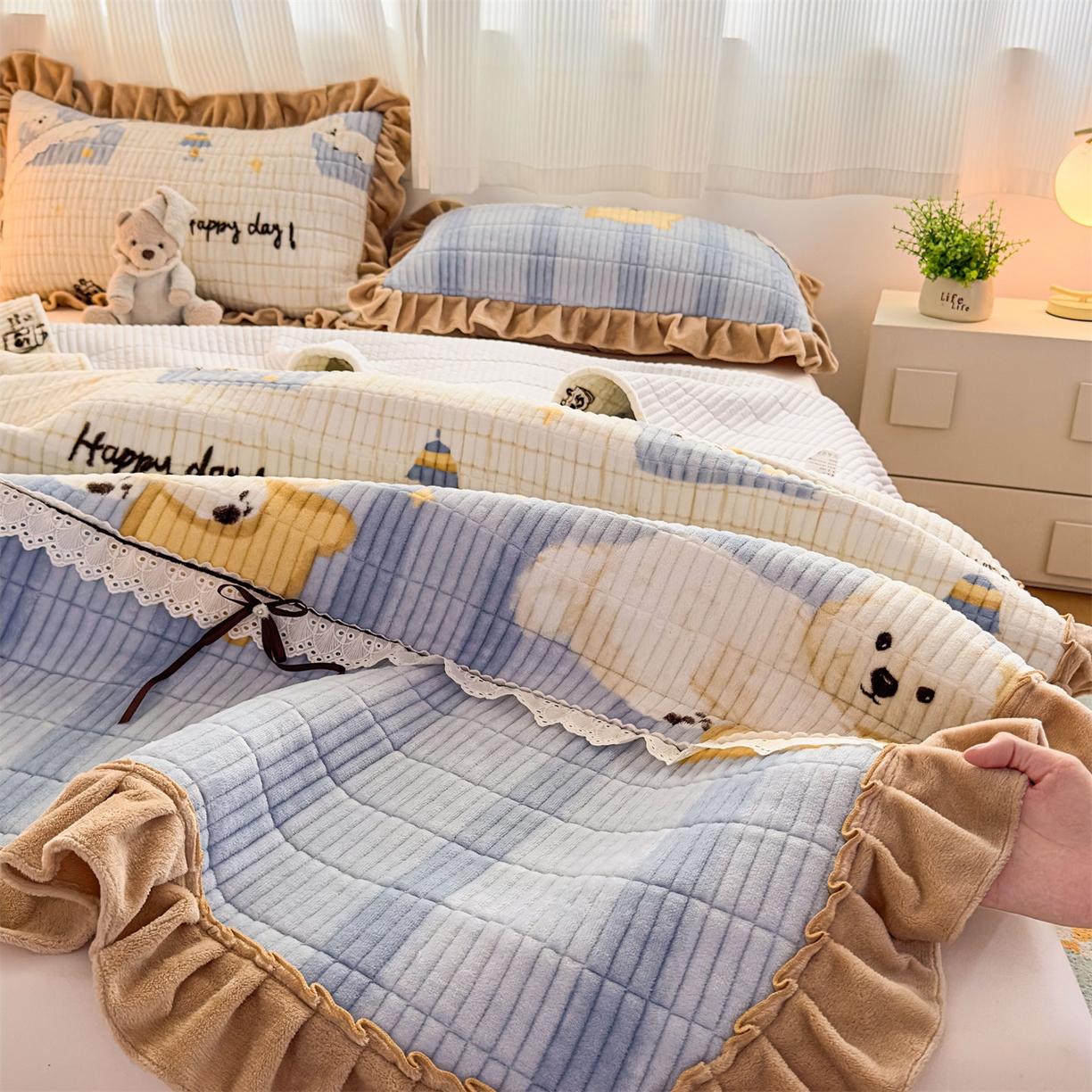 91家纺网 家纺一手货源 找家纺 恒爱家纺 2025新款牛奶绒夹棉花边床盖系列三件套 飞熊入梦