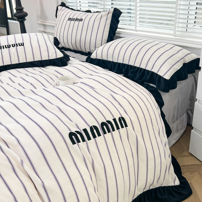 91家纺网 家纺一手货源 找家纺 （总）子曰 2025新款高克重法式小香风牛奶绒花边条纹系列四件套-罗拉