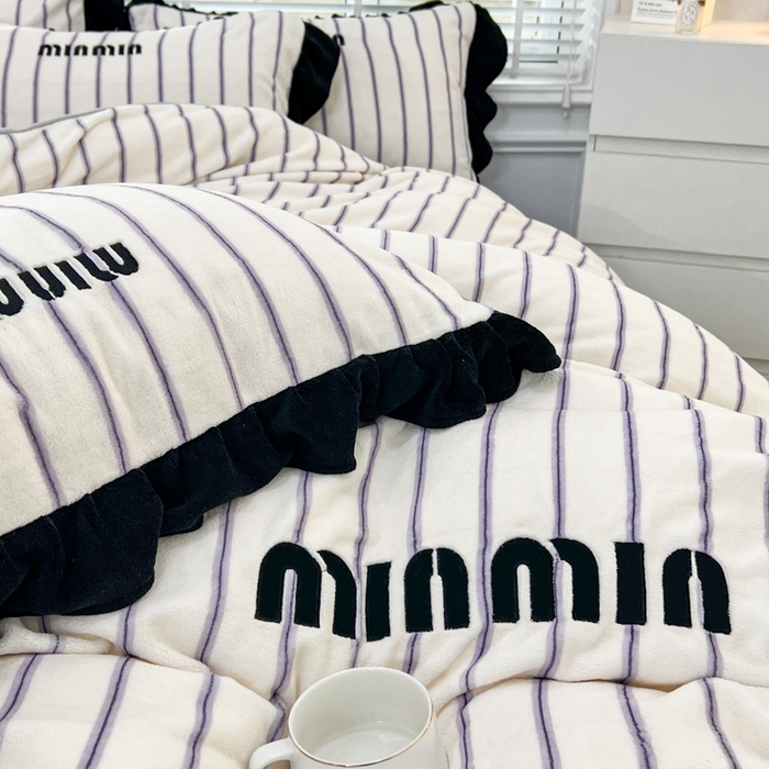 91家纺网 家纺一手货源 找家纺 （总）子曰 2025新款高克重法式小香风牛奶绒花边条纹系列四件套-罗拉