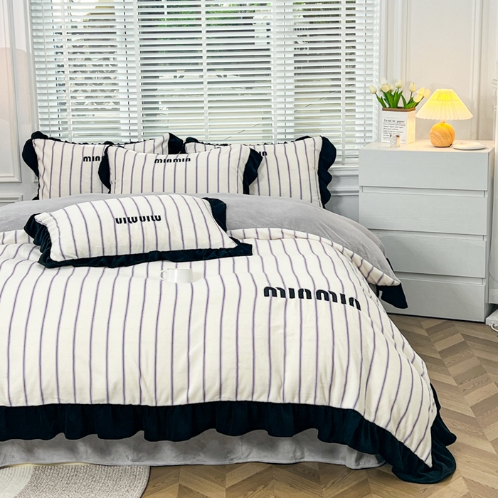 91家纺网 家纺一手货源 找家纺 （总）子曰 2025新款高克重法式小香风牛奶绒花边条纹系列四件套-罗拉