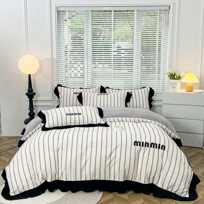 91家纺网 家纺一手货源 找家纺 （总）子曰 2025新款高克重法式小香风牛奶绒花边条纹系列四件套-罗拉