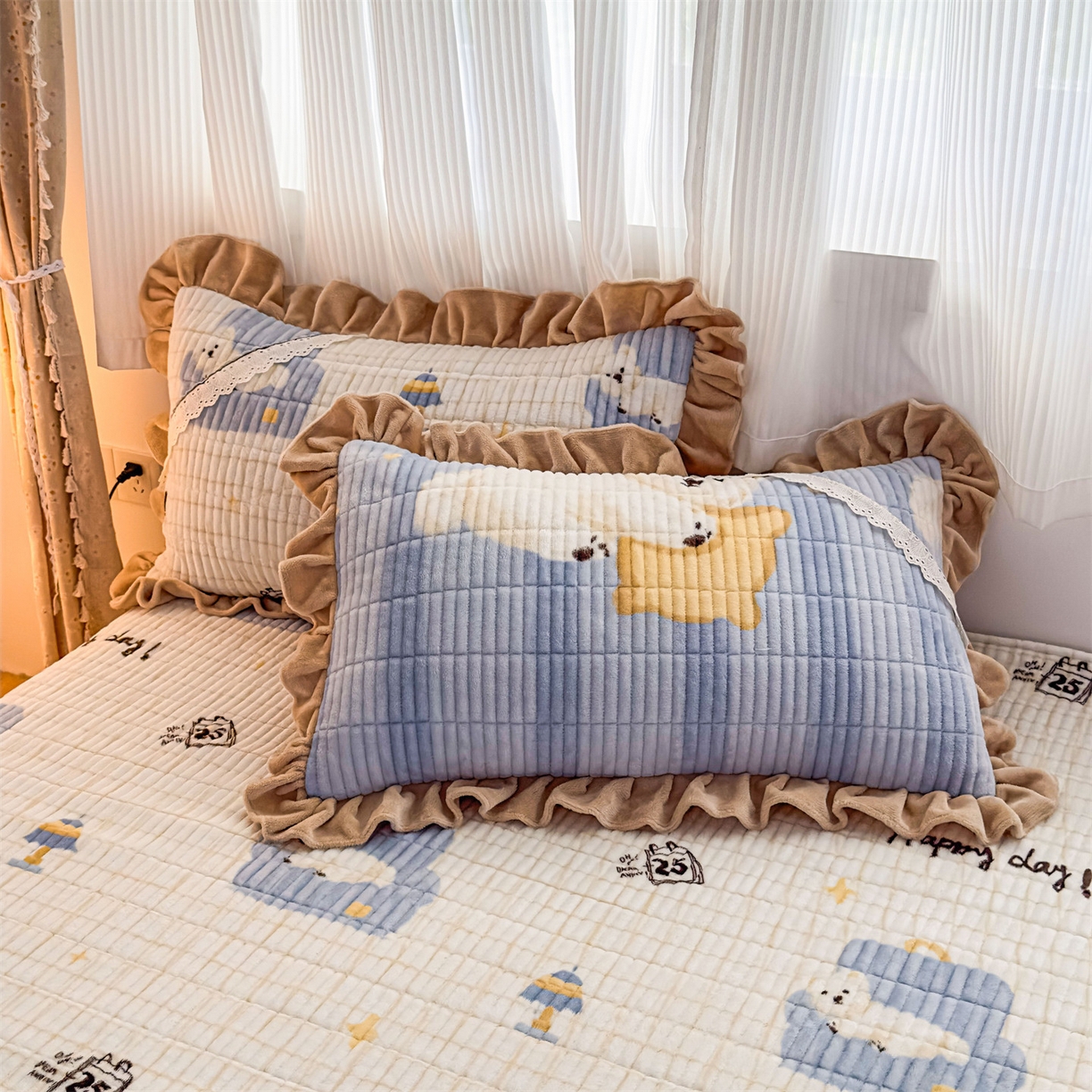 91家纺网 家纺一手货源 找家纺 恒爱家纺 2025新款牛奶绒夹棉花边床盖系列三件套 飞熊入梦