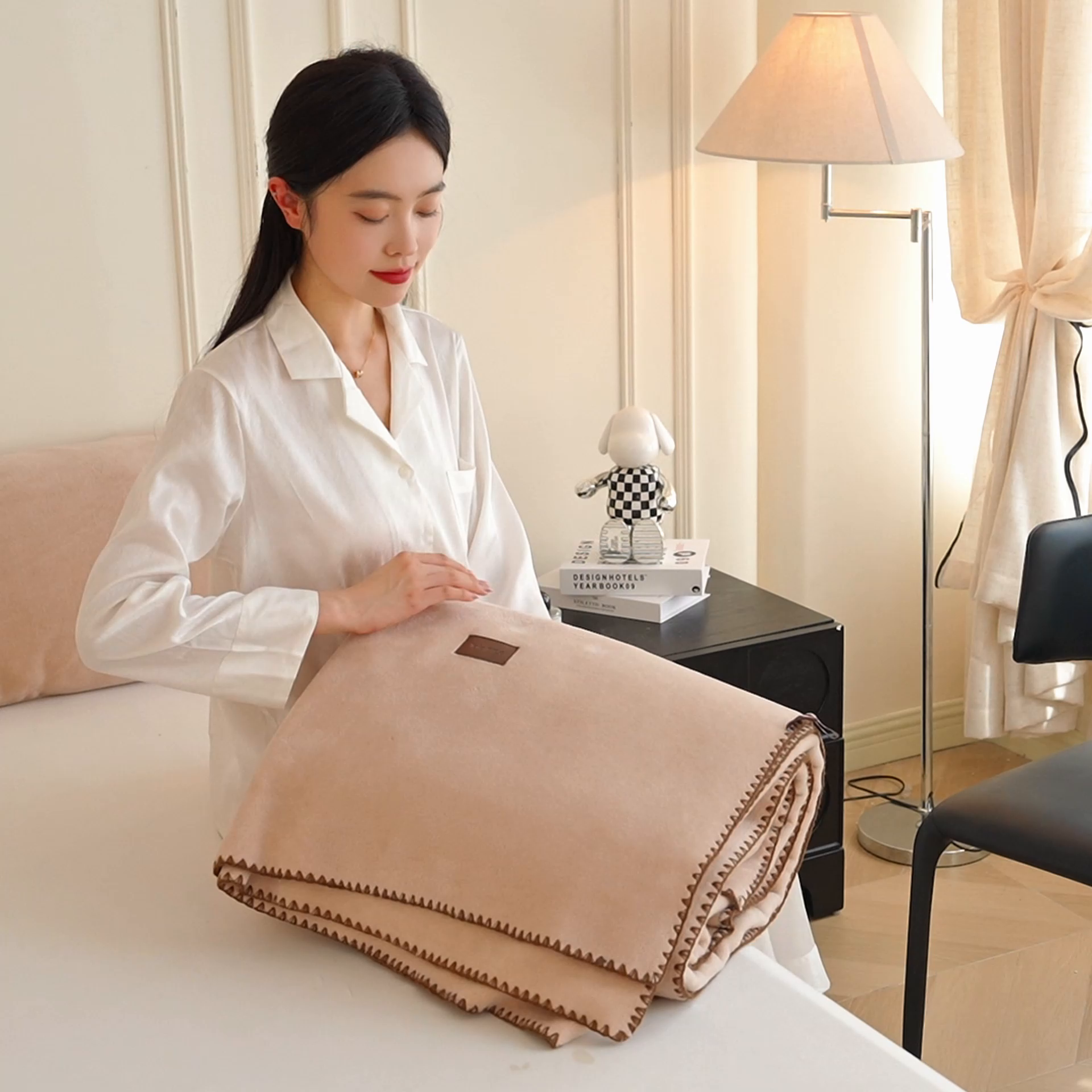 91家纺网 家纺一手货源 找家纺 雯豆家纺 2025新款獭獭绒毛毯双层加厚纯色毯子高档高克重盖毯 克莱因蓝