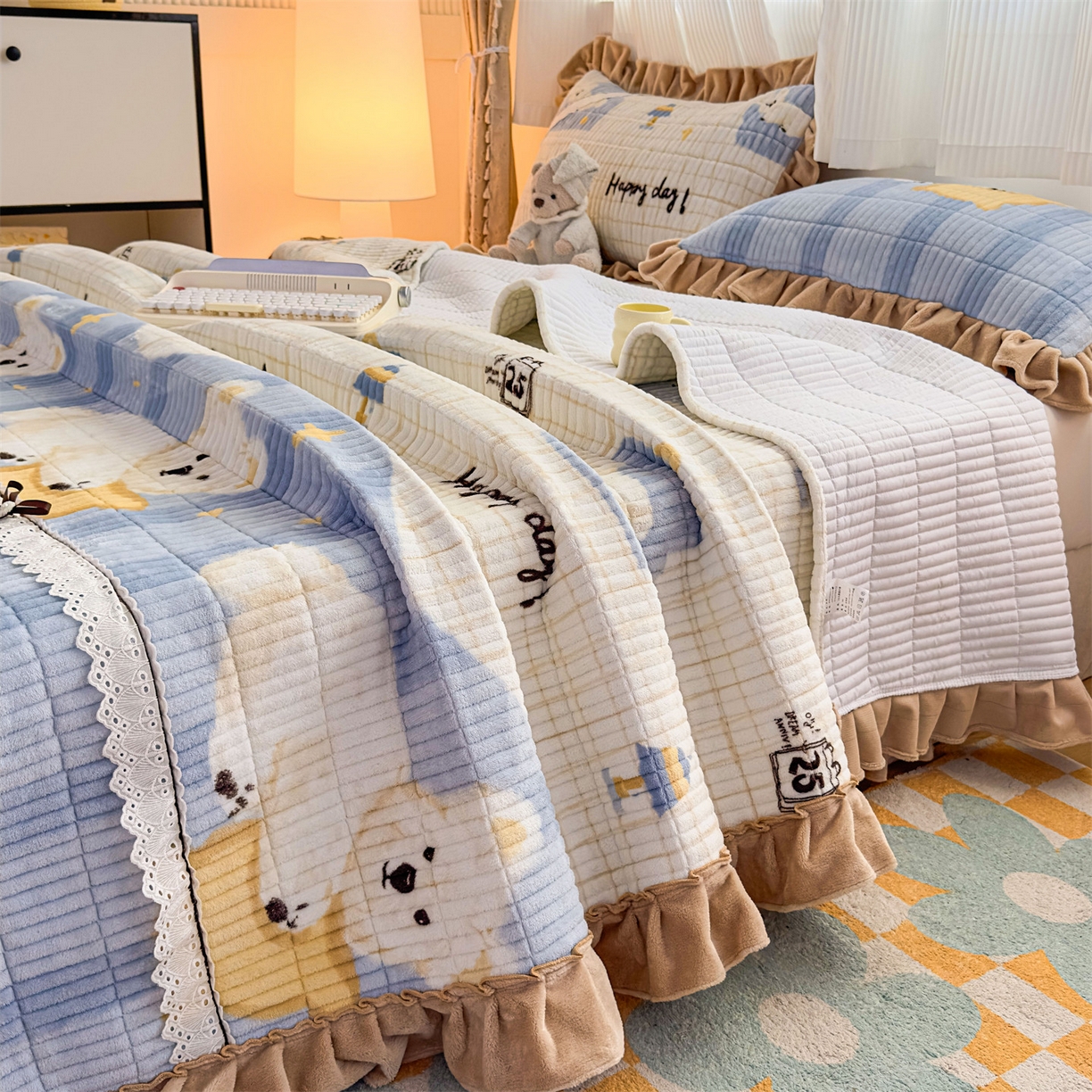 91家纺网 家纺一手货源 找家纺 恒爱家纺 2025新款牛奶绒夹棉花边床盖系列三件套 飞熊入梦