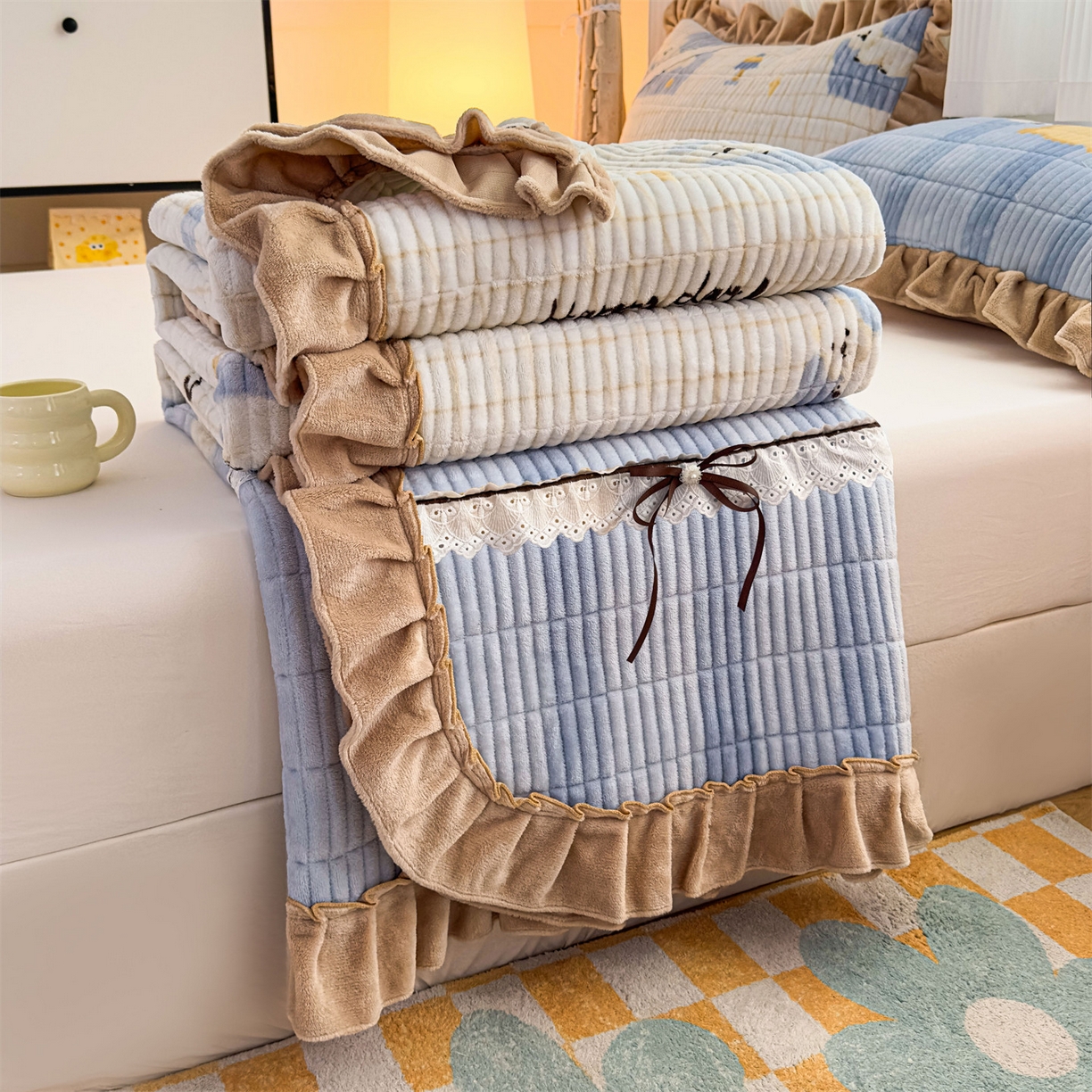 91家纺网 家纺一手货源 找家纺 恒爱家纺 2025新款牛奶绒夹棉花边床盖系列三件套 飞熊入梦