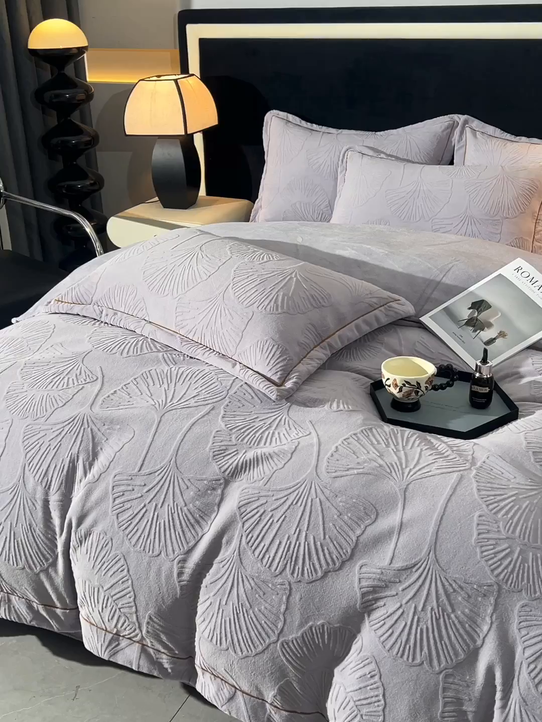 91家纺网 家纺一手货源 找家纺 （总）苏迪网销供货 2025新款牛奶绒四件套A类高克重全消光雕花一字绣工艺款