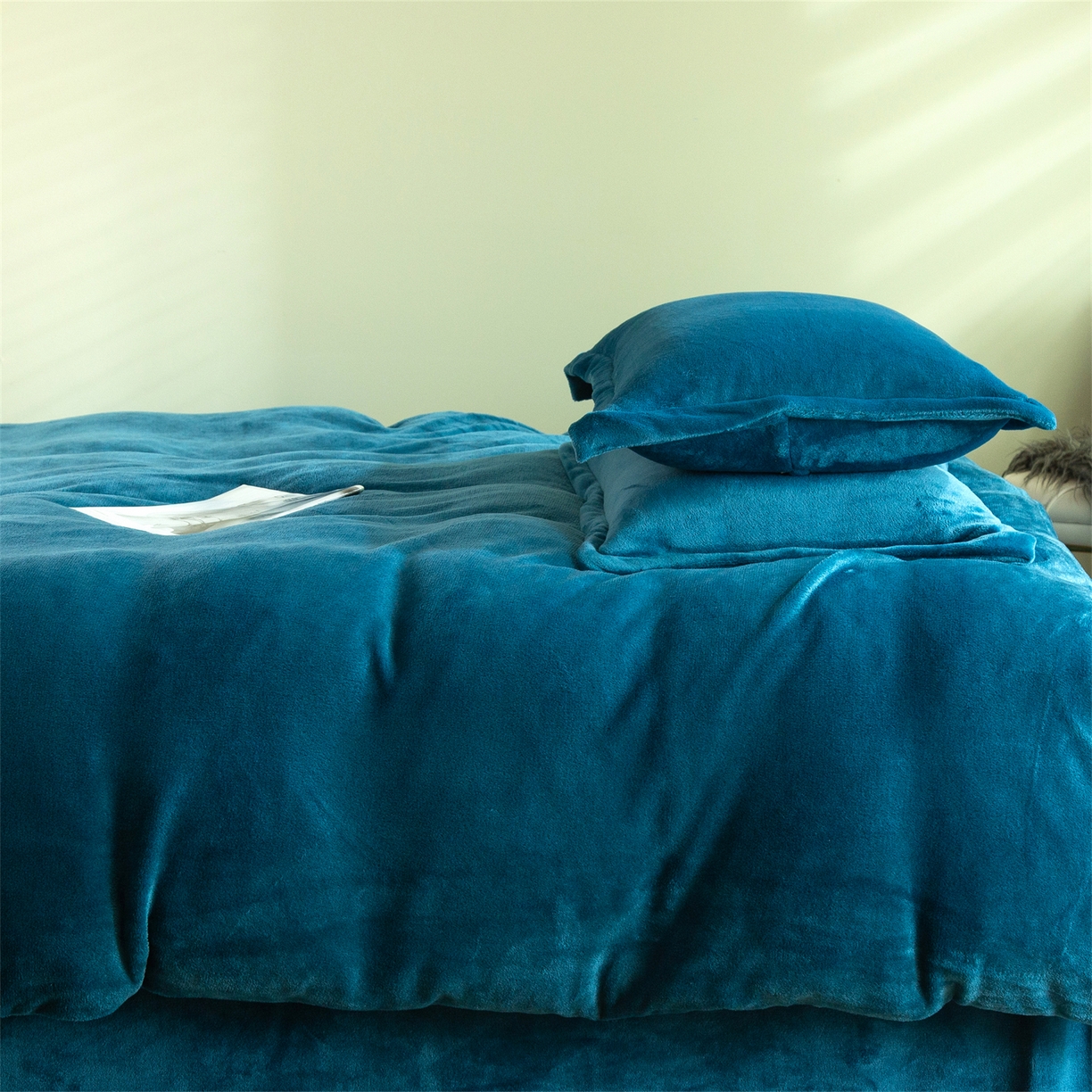 91家纺网 家纺一手货源 找家纺 兰紫橙家纺 2025新款双面绒纯色双拼牛奶绒四件套 孔雀蓝