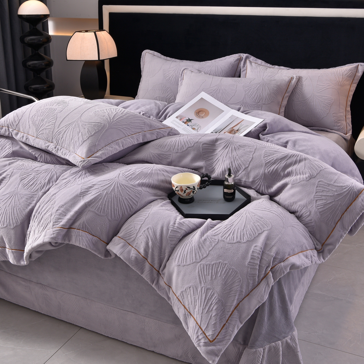 91家纺网 家纺一手货源 找家纺 （总）苏迪网销供货 2025新款牛奶绒四件套A类高克重全消光雕花一字绣工艺款