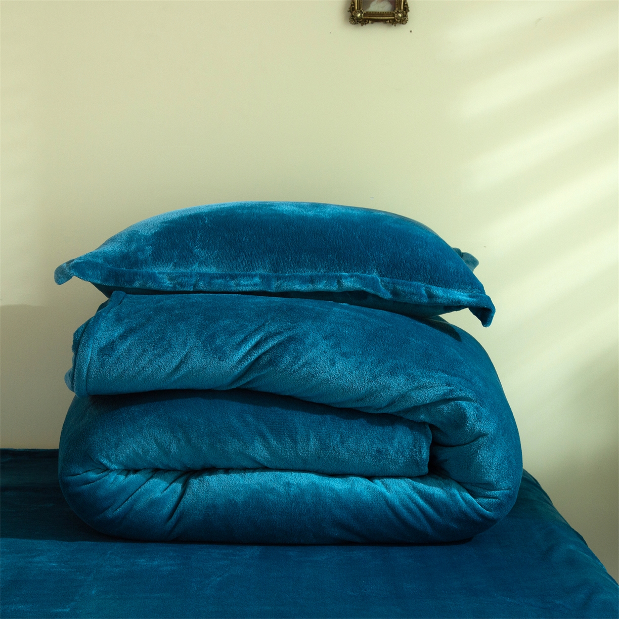 91家纺网 家纺一手货源 找家纺 兰紫橙家纺 2025新款双面绒纯色双拼牛奶绒四件套 孔雀蓝