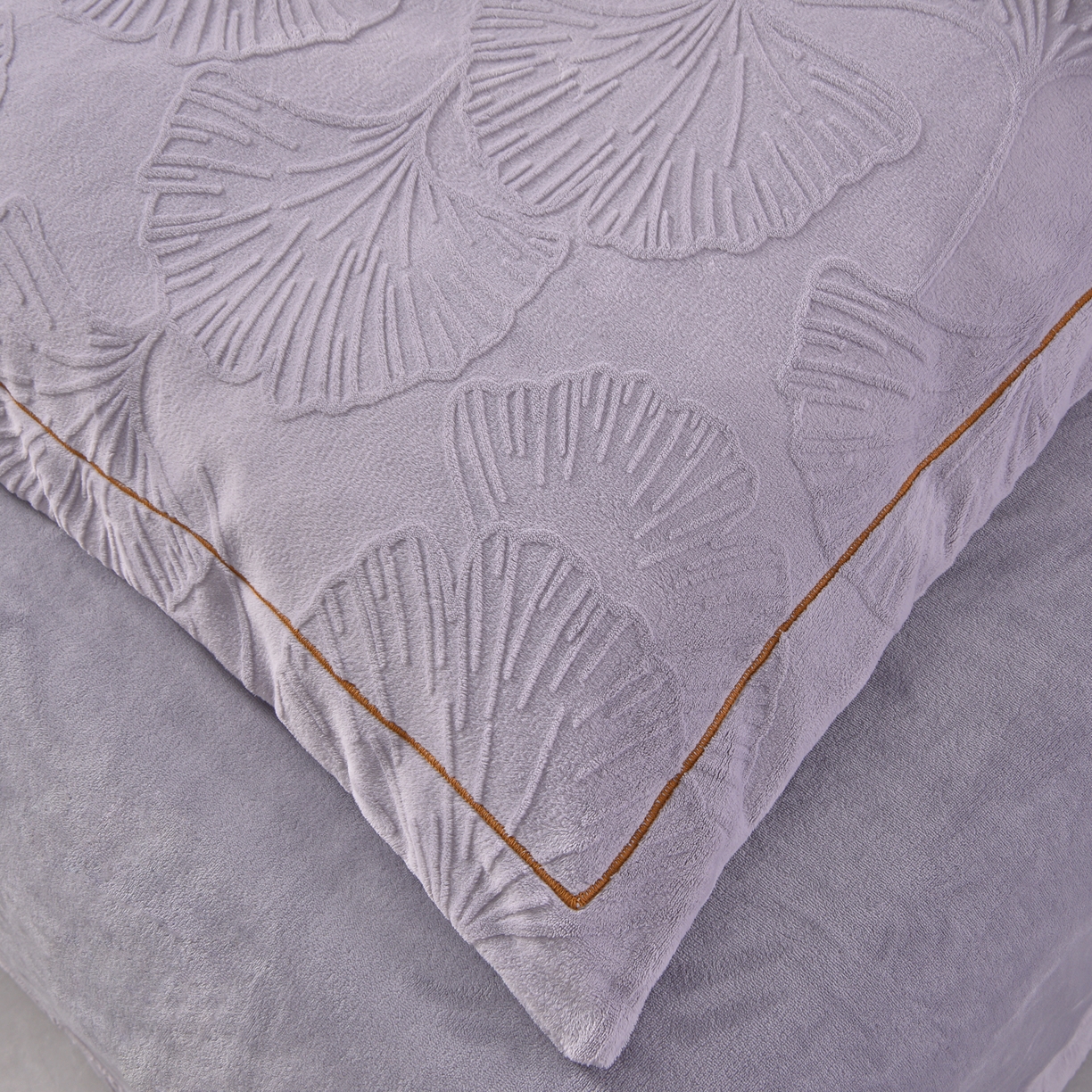 91家纺网 家纺一手货源 找家纺 （总）苏迪网销供货 2025新款牛奶绒四件套A类高克重全消光雕花一字绣工艺款