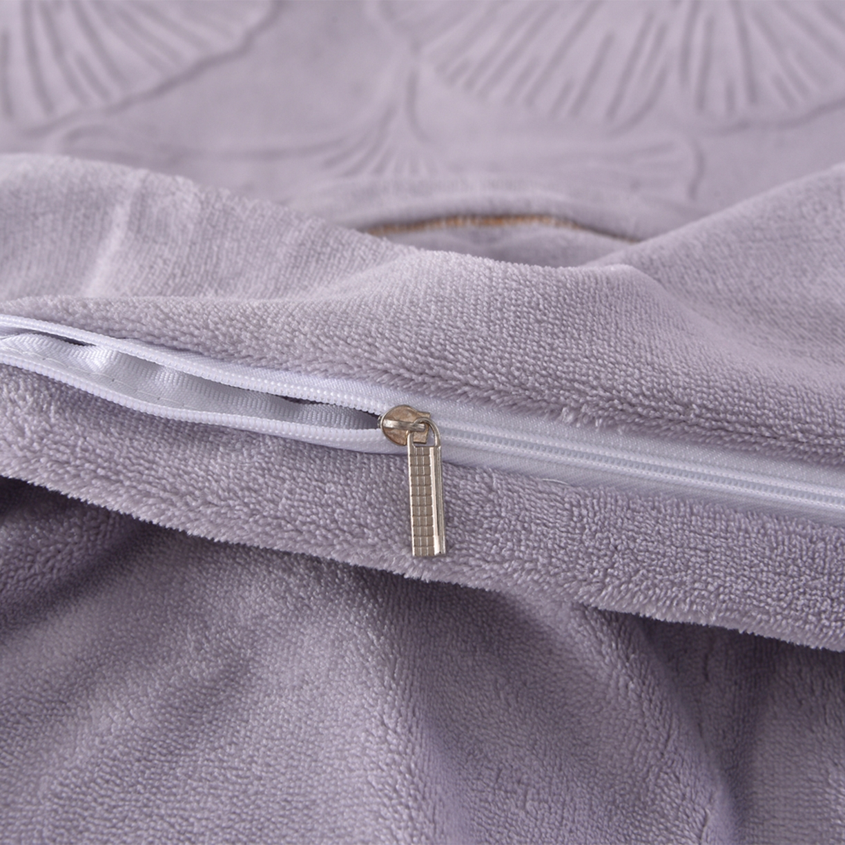 91家纺网 家纺一手货源 找家纺 （总）苏迪网销供货 2025新款牛奶绒四件套A类高克重全消光雕花一字绣工艺款