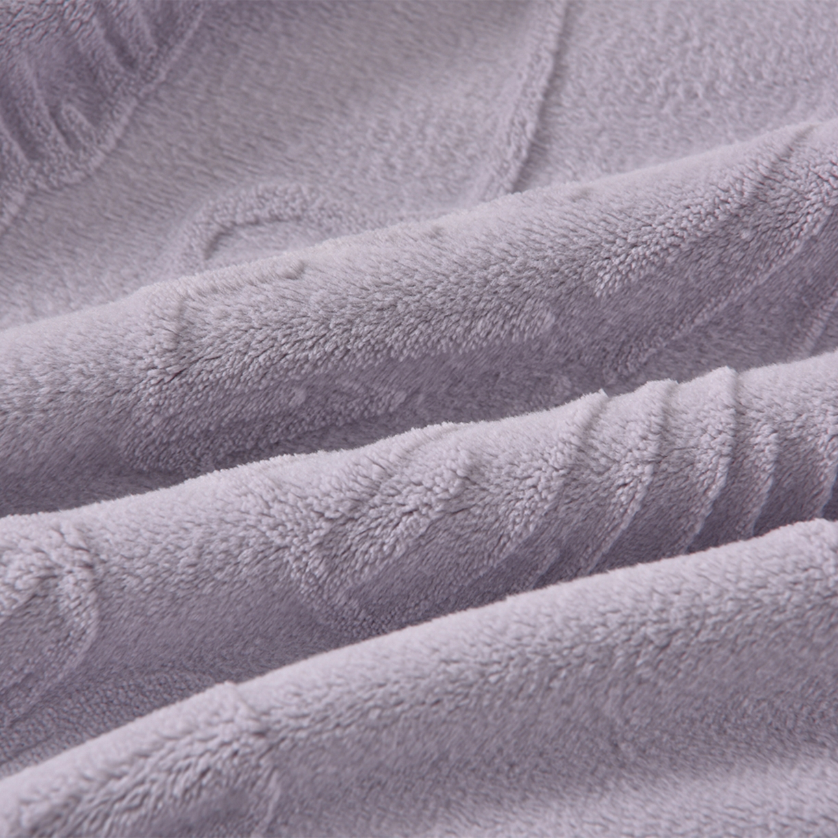 91家纺网 家纺一手货源 找家纺 （总）苏迪网销供货 2025新款牛奶绒四件套A类高克重全消光雕花一字绣工艺款