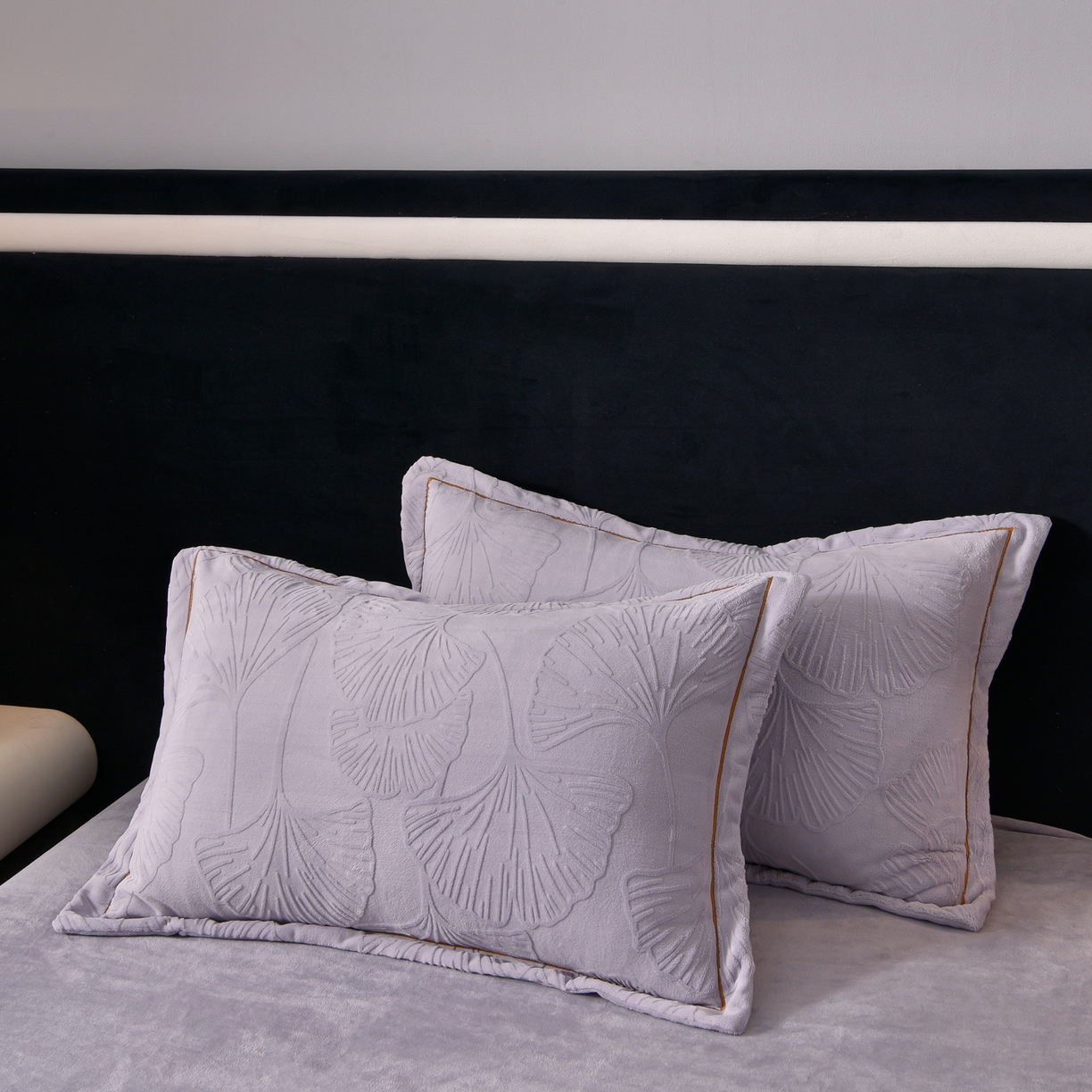 91家纺网 家纺一手货源 找家纺 （总）苏迪网销供货 2025新款牛奶绒四件套A类高克重全消光雕花一字绣工艺款