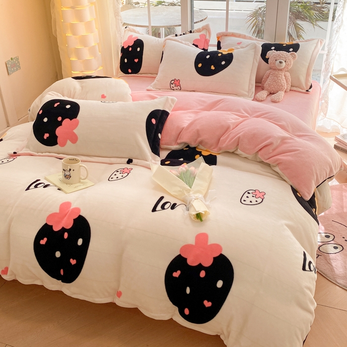 91家纺网 家纺一手货源 找家纺 喜梦缘 2025年新款大版小版卡通牛奶绒四件套 爱心草莓