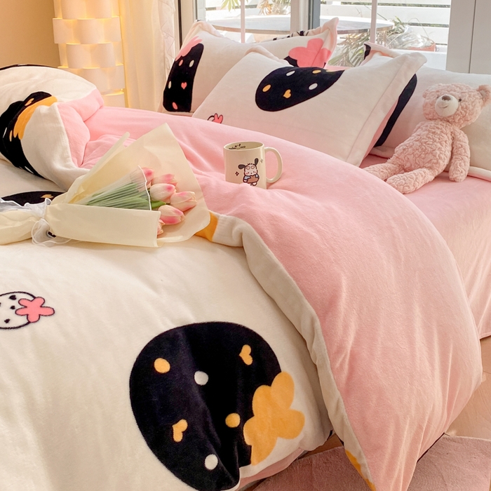 91家纺网 家纺一手货源 找家纺 喜梦缘 2025年新款大版小版卡通牛奶绒四件套 爱心草莓