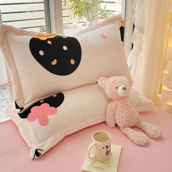 91家纺网 家纺一手货源 找家纺 喜梦缘 2025年新款大版小版卡通牛奶绒四件套 爱心草莓