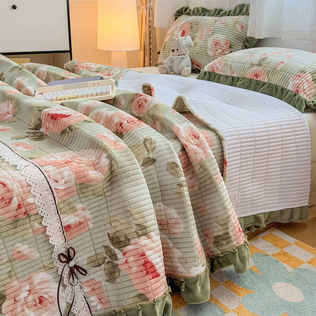 91家纺网 家纺一手货源 找家纺 恒爱家纺 2025新款牛奶绒夹棉花边床盖系列三件套 春色满园