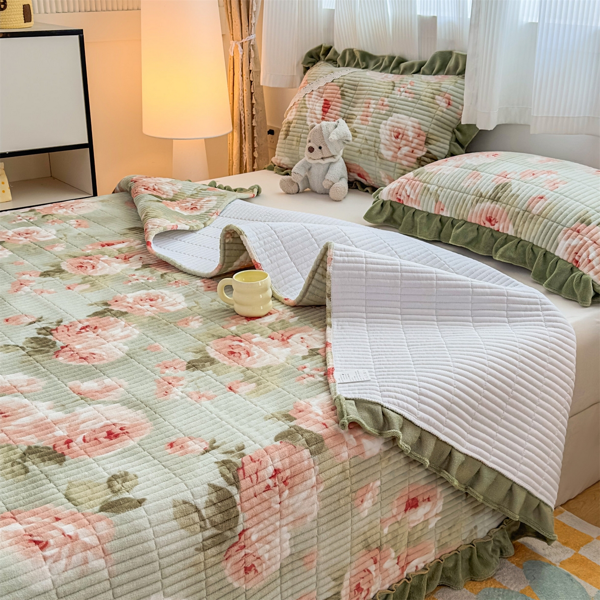 91家纺网 家纺一手货源 找家纺 恒爱家纺 2025新款牛奶绒夹棉花边床盖系列三件套 春色满园