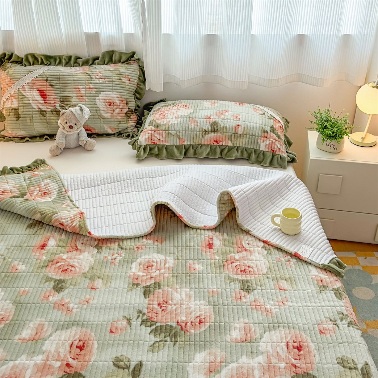 91家纺网 家纺一手货源 找家纺 恒爱家纺 2025新款牛奶绒夹棉花边床盖系列三件套 春色满园