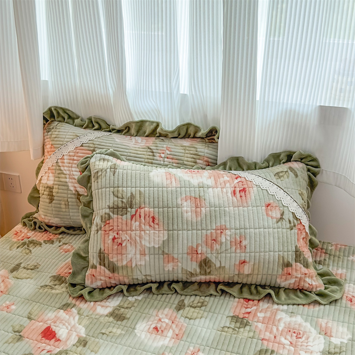 91家纺网 家纺一手货源 找家纺 恒爱家纺 2025新款牛奶绒夹棉花边床盖系列三件套 春色满园