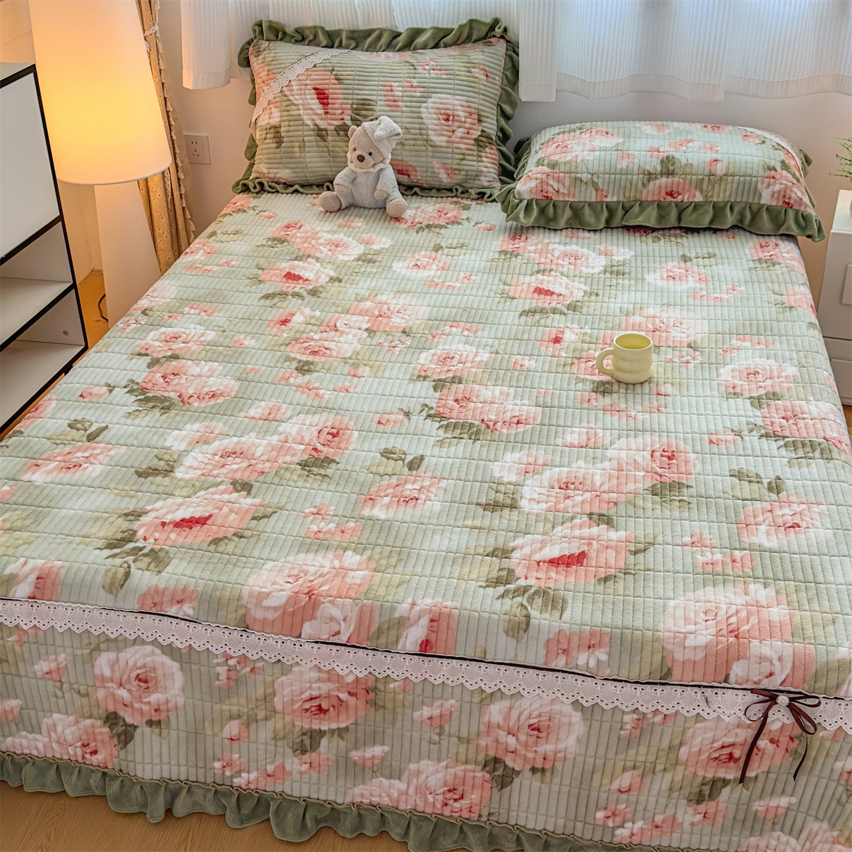 91家纺网 家纺一手货源 找家纺 恒爱家纺 2025新款牛奶绒夹棉花边床盖系列三件套 春色满园