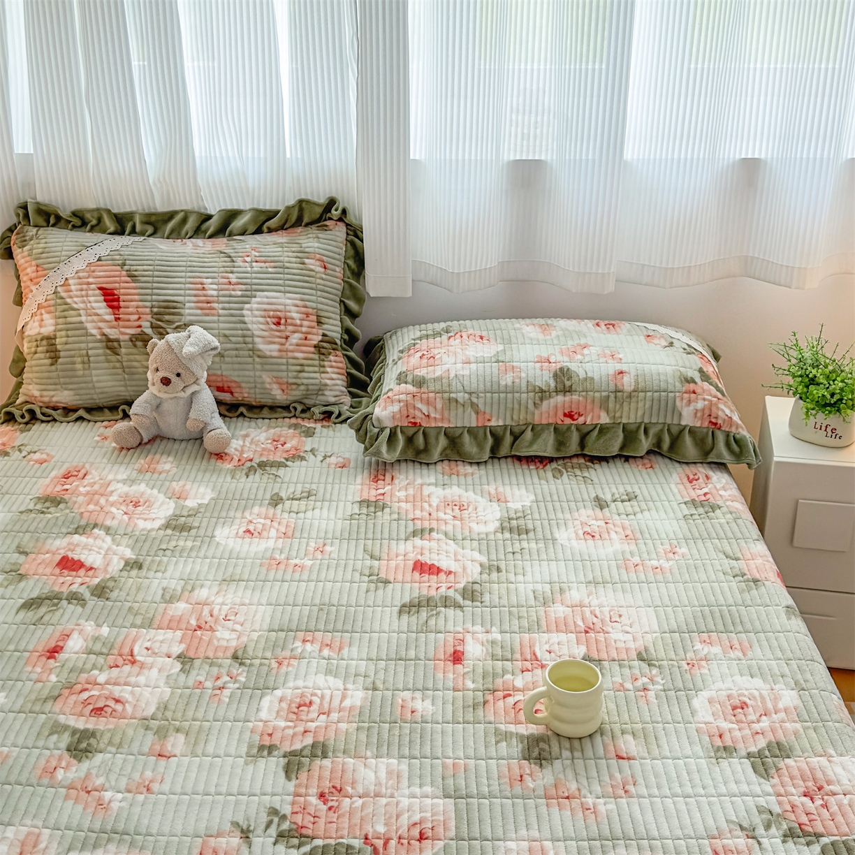 91家纺网 家纺一手货源 找家纺 恒爱家纺 2025新款牛奶绒夹棉花边床盖系列三件套 春色满园