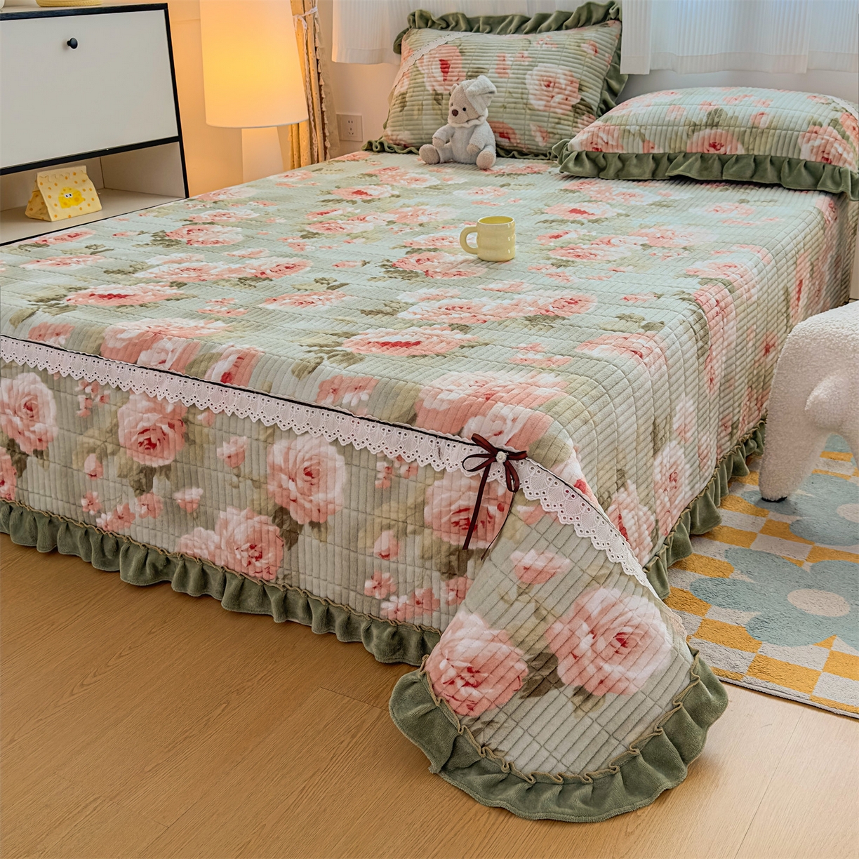 91家纺网 家纺一手货源 找家纺 恒爱家纺 2025新款牛奶绒夹棉花边床盖系列三件套 春色满园