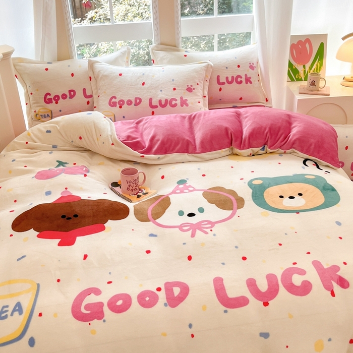 91家纺网 家纺一手货源 找家纺 喜梦缘 2025年新款大版小版卡通牛奶绒四件套 波点熊仔