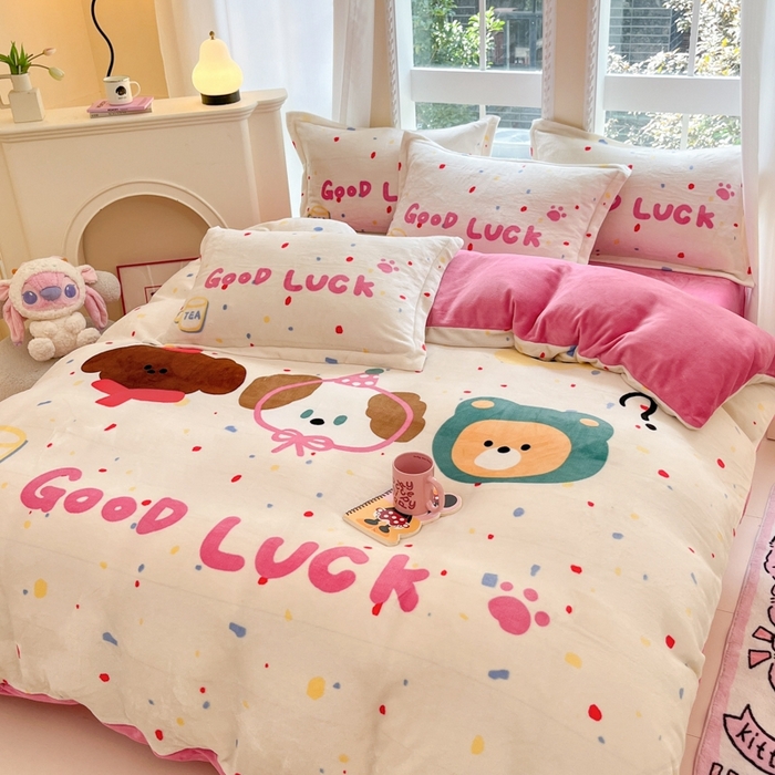 91家纺网 家纺一手货源 找家纺 喜梦缘 2025年新款大版小版卡通牛奶绒四件套 波点熊仔