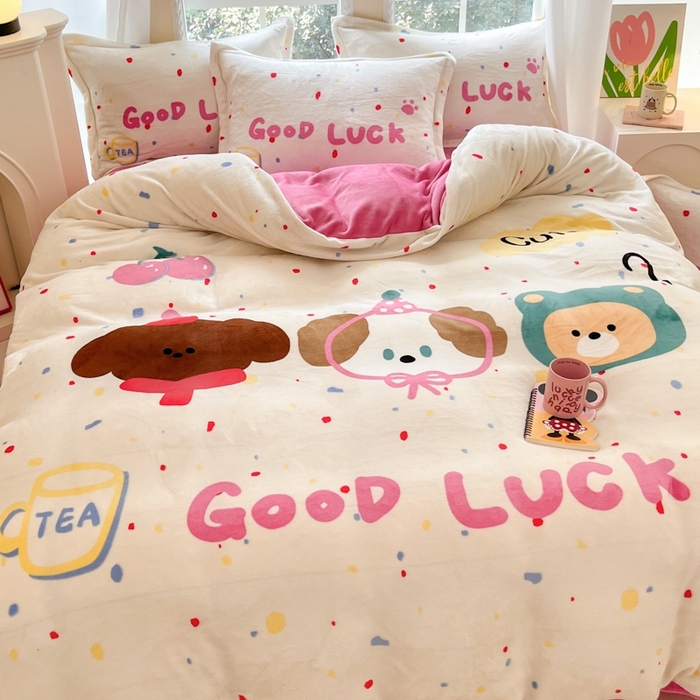 91家纺网 家纺一手货源 找家纺 喜梦缘 2025年新款大版小版卡通牛奶绒四件套 波点熊仔