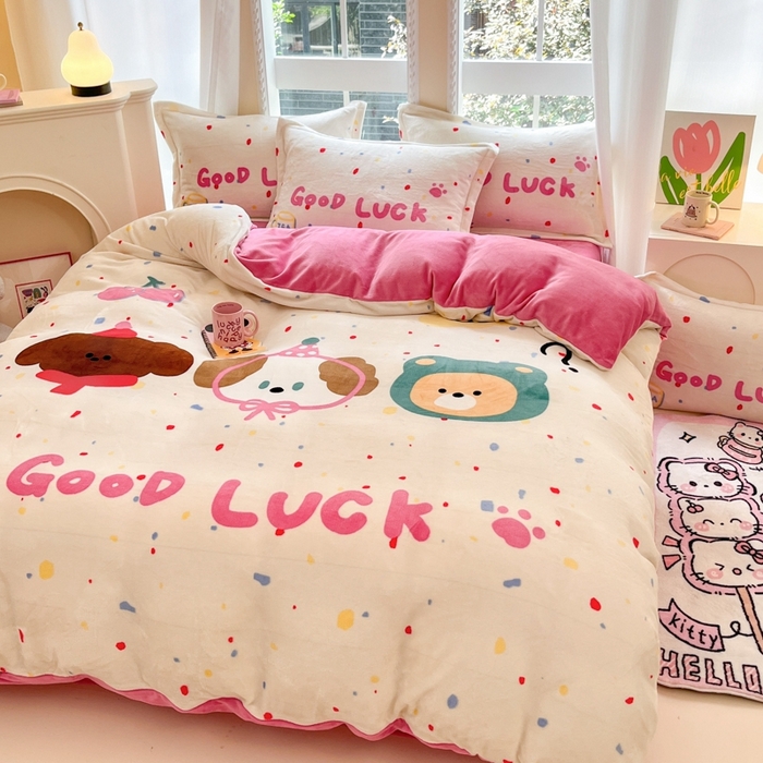 91家纺网 家纺一手货源 找家纺 喜梦缘 2025年新款大版小版卡通牛奶绒四件套 波点熊仔