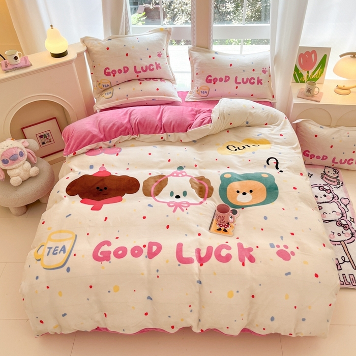 91家纺网 家纺一手货源 找家纺 喜梦缘 2025年新款大版小版卡通牛奶绒四件套 波点熊仔