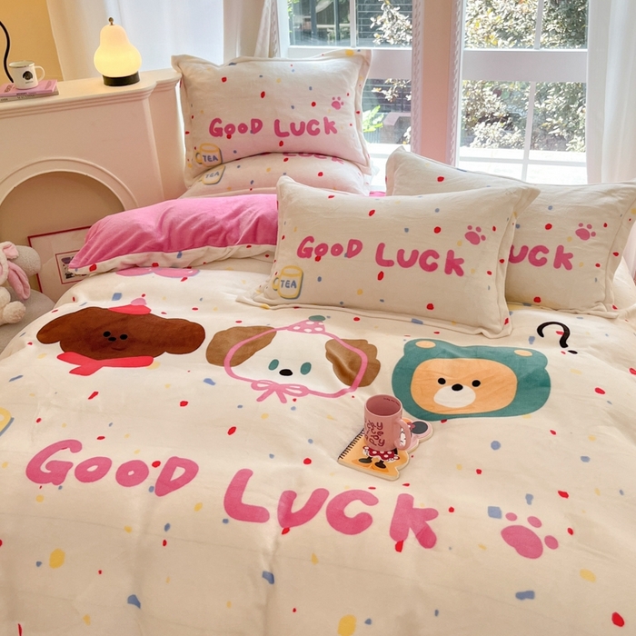 91家纺网 家纺一手货源 找家纺 喜梦缘 2025年新款大版小版卡通牛奶绒四件套 波点熊仔