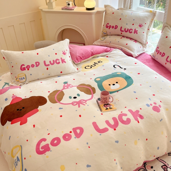 91家纺网 家纺一手货源 找家纺 喜梦缘 2025年新款大版小版卡通牛奶绒四件套 波点熊仔