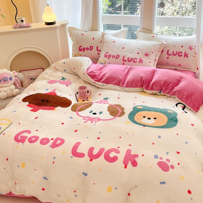 91家纺网 家纺一手货源 找家纺 喜梦缘 2025年新款大版小版卡通牛奶绒四件套 波点熊仔