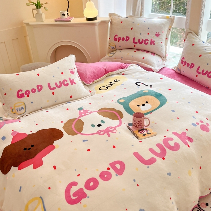 91家纺网 家纺一手货源 找家纺 喜梦缘 2025年新款大版小版卡通牛奶绒四件套 波点熊仔