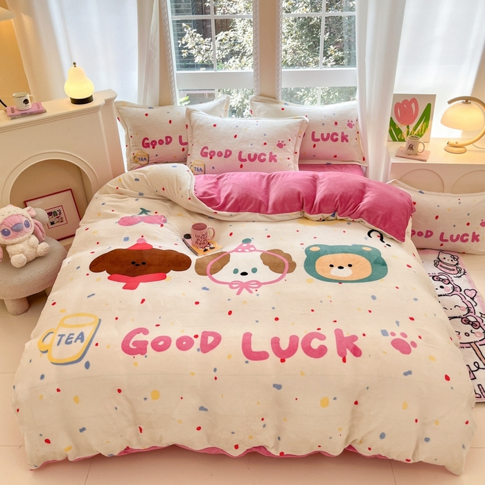 91家纺网 家纺一手货源 找家纺 喜梦缘 2025年新款大版小版卡通牛奶绒四件套 波点熊仔