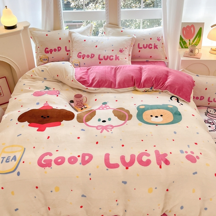 91家纺网 家纺一手货源 找家纺 喜梦缘 2025年新款大版小版卡通牛奶绒四件套 波点熊仔