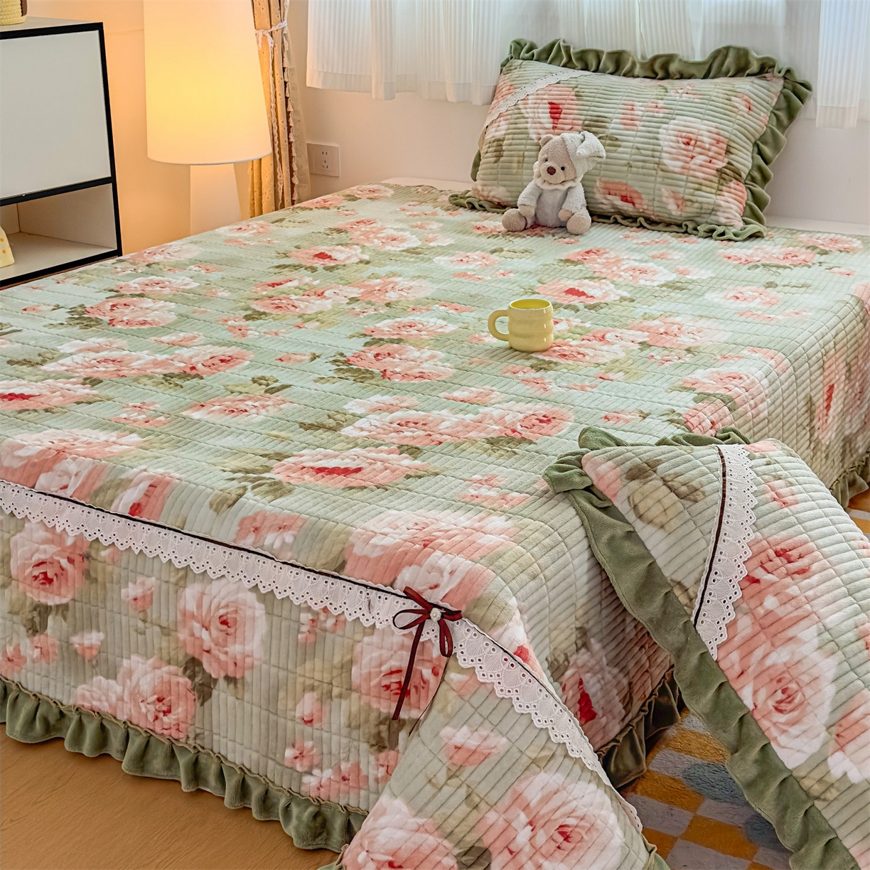 91家纺网 家纺一手货源 找家纺 恒爱家纺 2025新款牛奶绒夹棉花边床盖系列三件套 春色满园