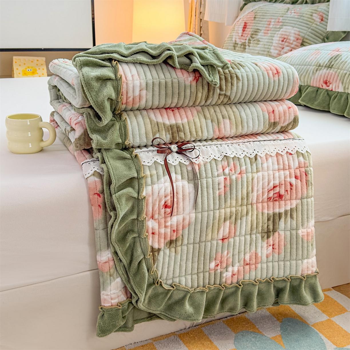 91家纺网 家纺一手货源 找家纺 恒爱家纺 2025新款牛奶绒夹棉花边床盖系列三件套 春色满园