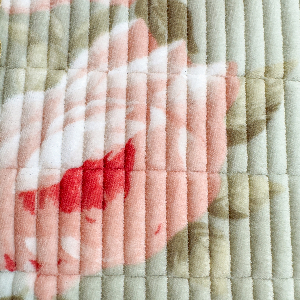 91家纺网 家纺一手货源 找家纺 恒爱家纺 2025新款牛奶绒夹棉花边床盖系列三件套 春色满园