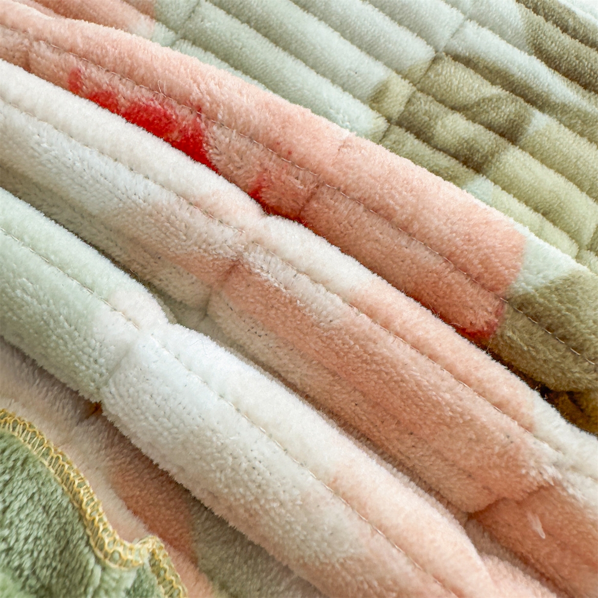 91家纺网 家纺一手货源 找家纺 恒爱家纺 2025新款牛奶绒夹棉花边床盖系列三件套 春色满园