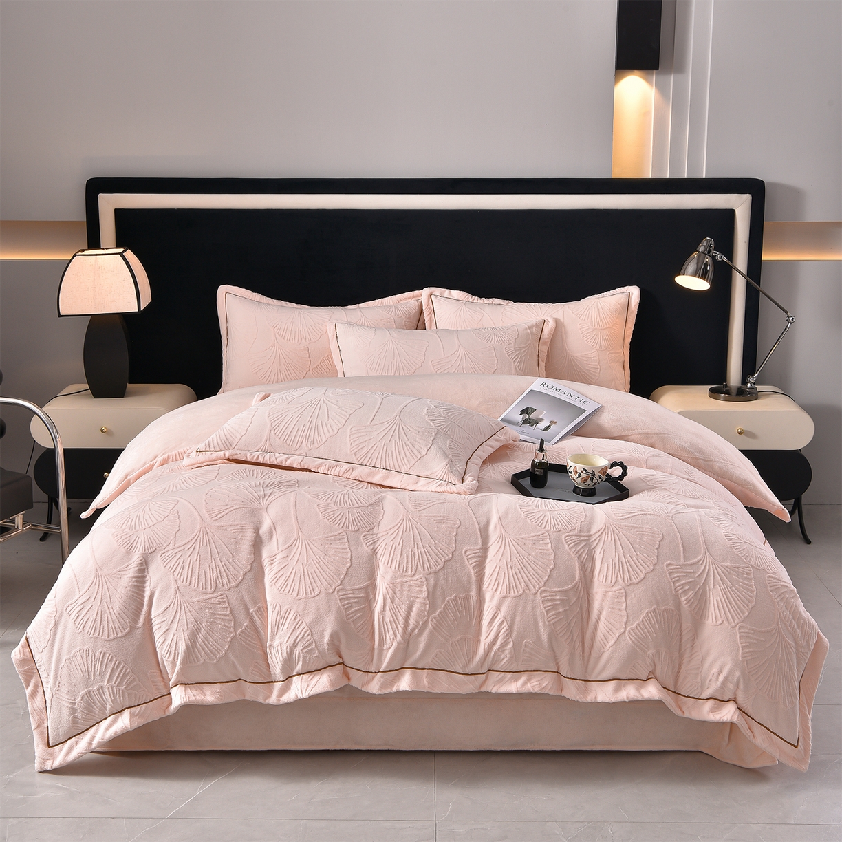 91家纺网 家纺一手货源 找家纺 （总）苏迪网销供货 2025新款牛奶绒四件套A类高克重全消光雕花一字绣工艺款