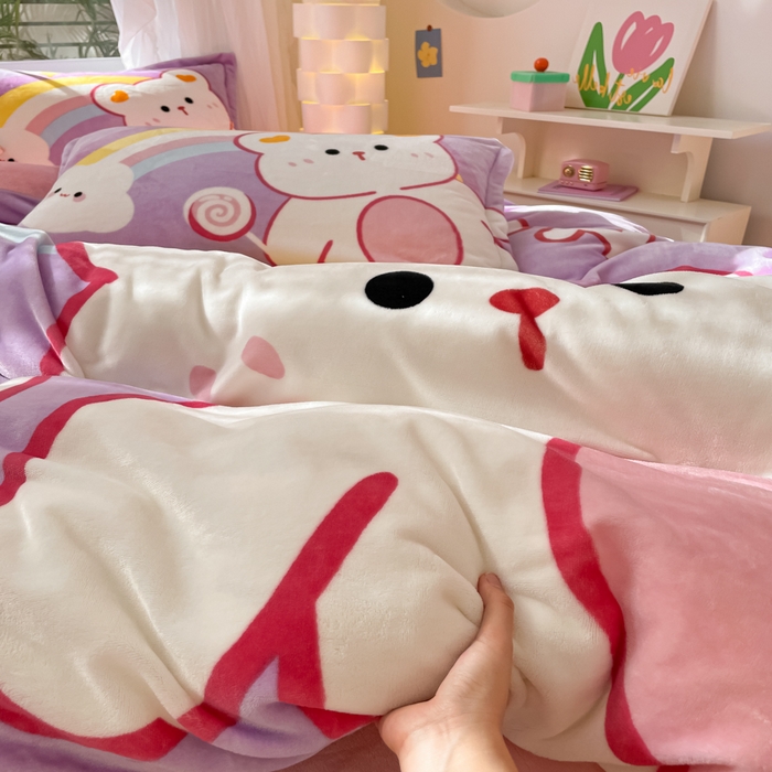 91家纺网 家纺一手货源 找家纺 喜梦缘 2025年新款大版小版卡通牛奶绒四件套 彩虹熊