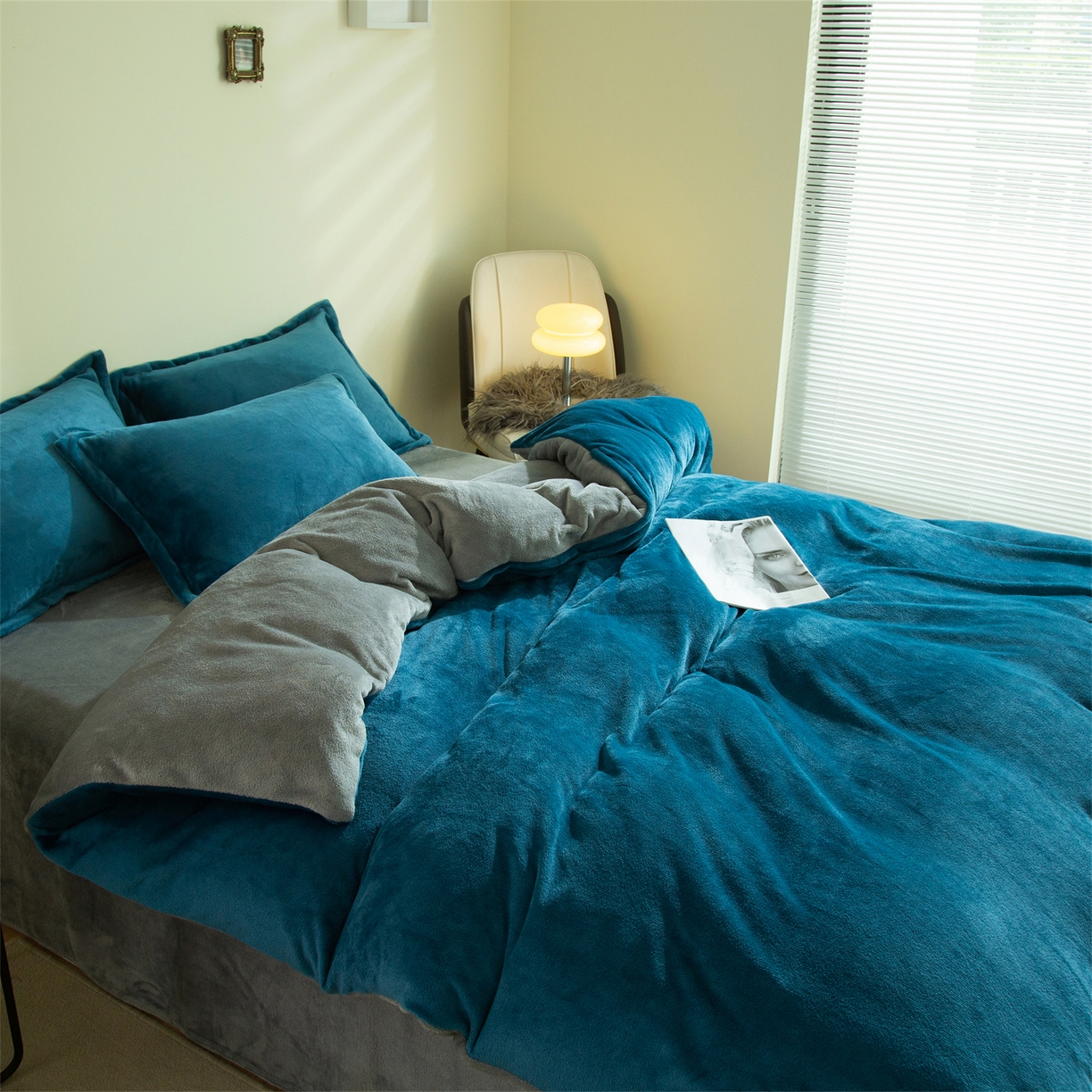 91家纺网 家纺一手货源 找家纺 兰紫橙家纺 2025新款双面绒纯色双拼牛奶绒四件套 孔雀蓝+浅灰
