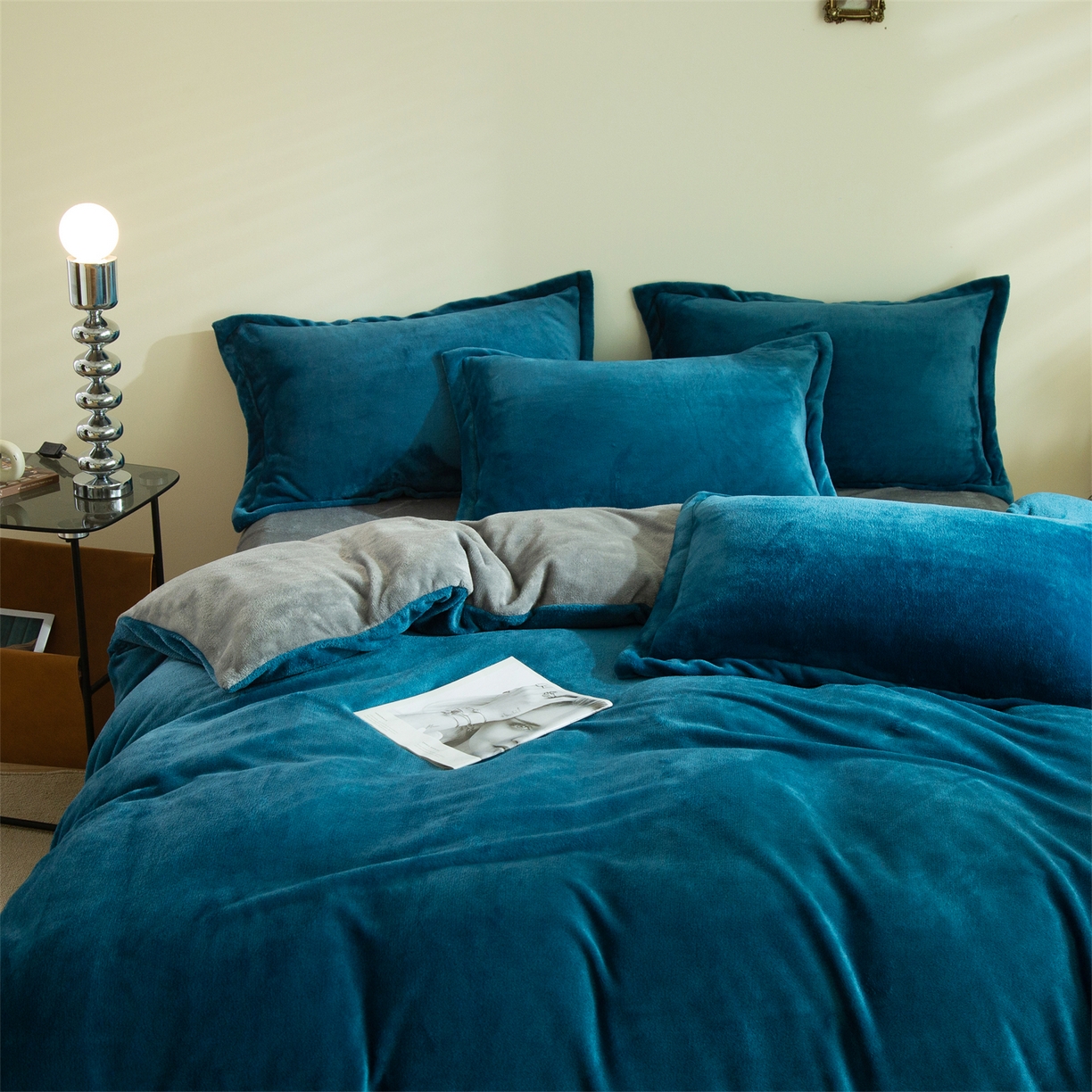 91家纺网 家纺一手货源 找家纺 兰紫橙家纺 2025新款双面绒纯色双拼牛奶绒四件套 孔雀蓝+浅灰